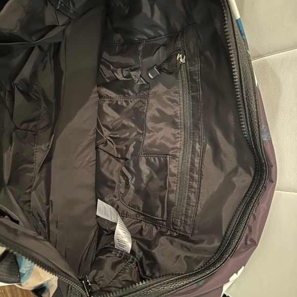 Super cute Fabletics gym bag with yoga mat strap - Picture 3 of 7